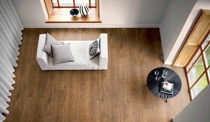 design lattia olohuone lattia puu valkoiset verhot pyöreä musta pöytä moderni sohva