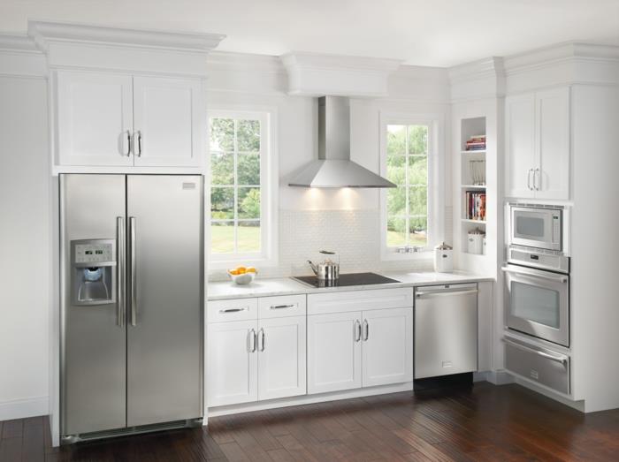 design jääkaappi valkoinen keittiökaapit värikontrastit