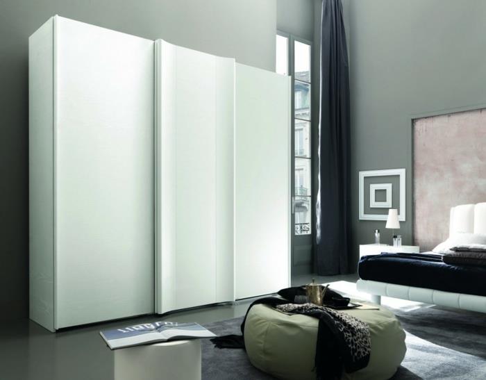 design vaatekaappi valkoiset liukuovet elävät ideat makuuhuone jakkara harmaa matto