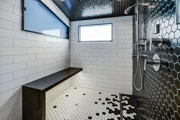 design -kylpyhuone musta