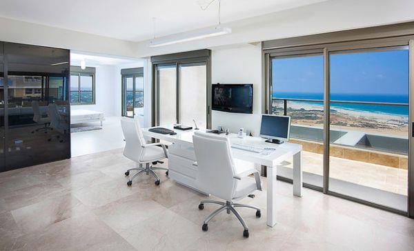 suunnittelija toimisto parsons työpöytä kaksi nojatuolia valkoinen yksinkertainen valo