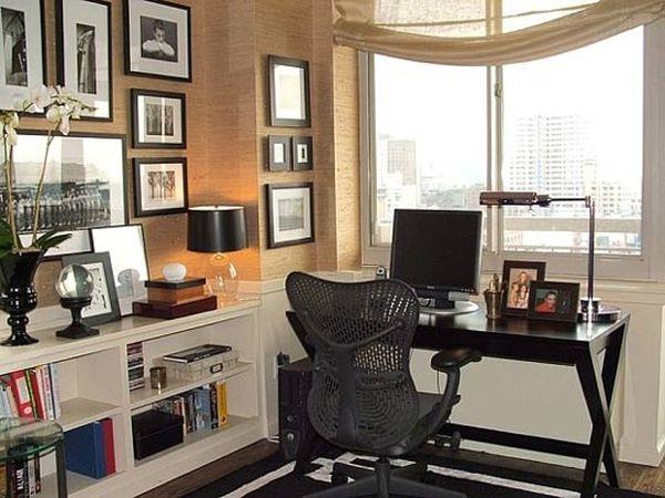 suunnittelija toimisto valokeila kirjoituspöytä ristissä jalat musta ikkuna