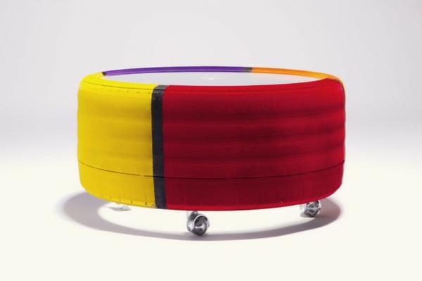 suunnittelija sohvapöytä, joka on valmistettu renkaista kirkkaissa väreissä