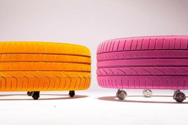 design sohvapöytä keltaisella ja vaaleanpunaisella pyörillä