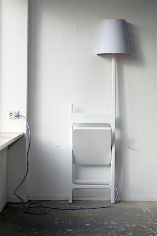 design -lamppu ja tuoli yhdistettynä yhdeksi valkoiseksi