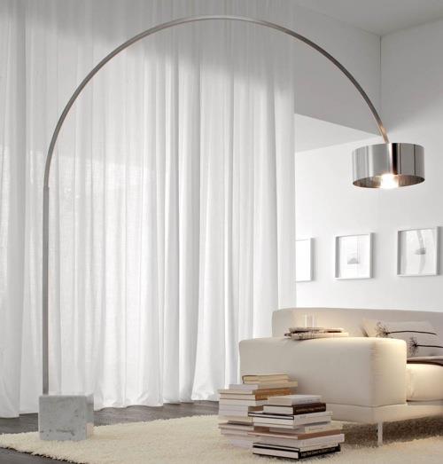 kiiltävästä kaarivalaisimesta valmistetut design -lattiavalaisimet
