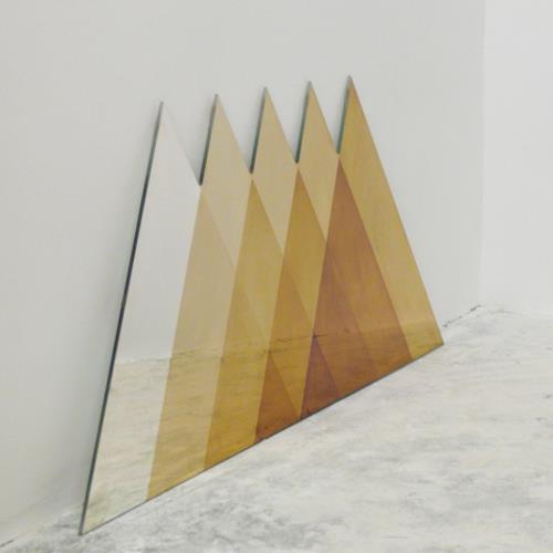 suunnittelija huonekalut kokoelma geometriset värit kolmiot peili