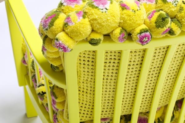 suunnittelija nojatuoli keltainen kukkakuvio pompom MYK pompon tuoli 2.2 selkänoja