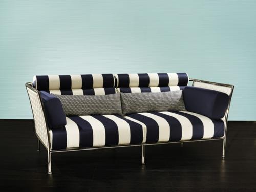suunnittelija sohva sininen valkoiset raidat penkki ulkona