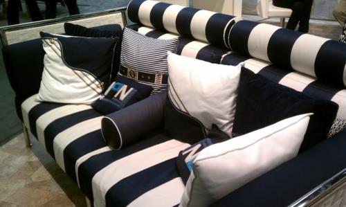 suunnittelija -sohva merihenkiset raidat sininen valkoinen ulkokalusteet