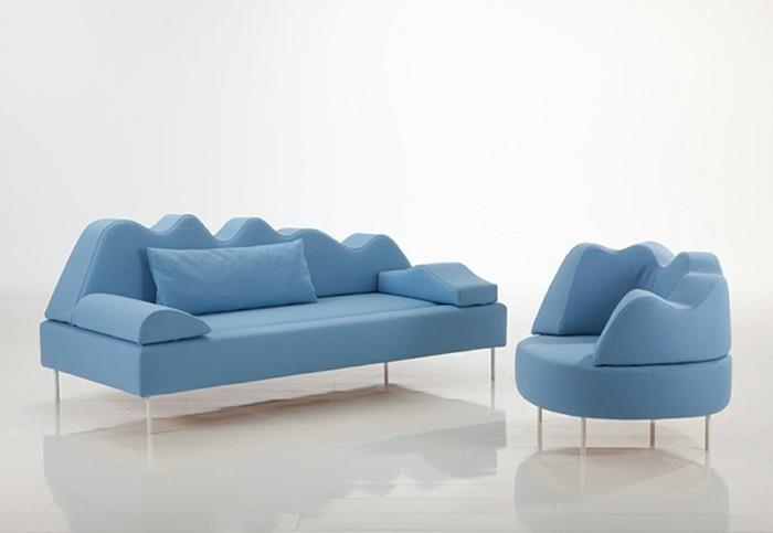 design -sohva erittäin mielenkiintoinen muoto vaaleansinisellä