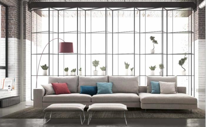 design -sohva ikkunan edessä