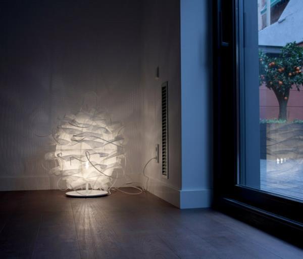 design -lattiavalaisin, valmistettu polyeteenistä idea alkuperäinen luz difusion