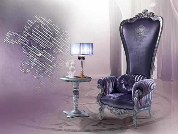 Suunnittelijatuoli, jossa on caspani -violetti sivupöytä