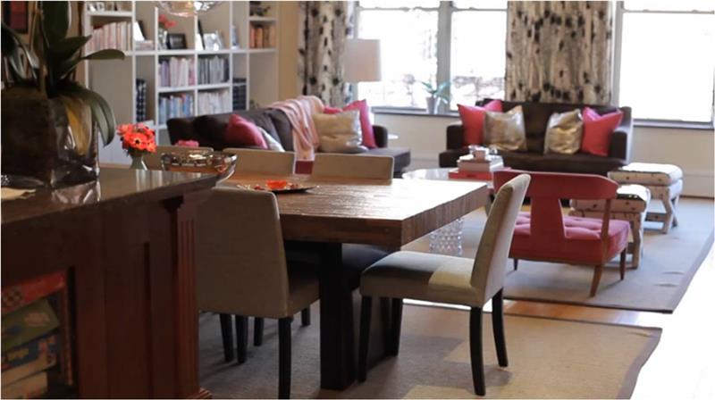 Suunnittelija -asunto vaaleanpunaisilla aksentteilla Suuri sohva hienoilla nojatuoleilla