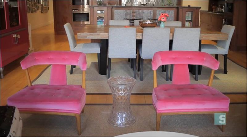 design -asunto vaaleanpunaisilla aksentteilla kauniit mukavat nojatuolit