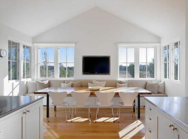 design klassikoita tilava ruokapöytä ja valkoiset tuolit