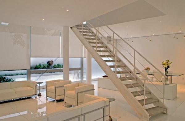 design klassinen valkoinen nahkainen nojatuoli ja sohva sekä korkealaatuinen lattia