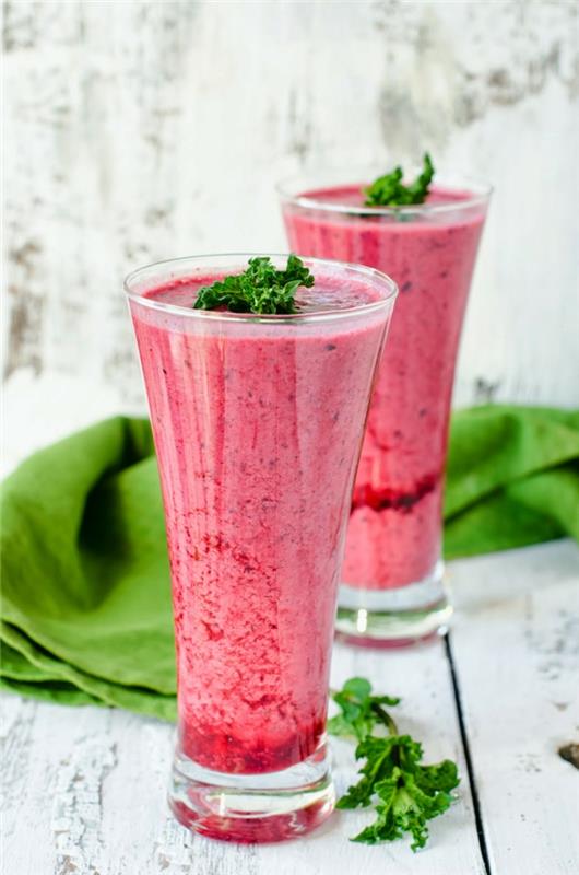 detox -hoito terveellinen laihtumiseen aamiainen smoothiet mansikat pinaatti avokado