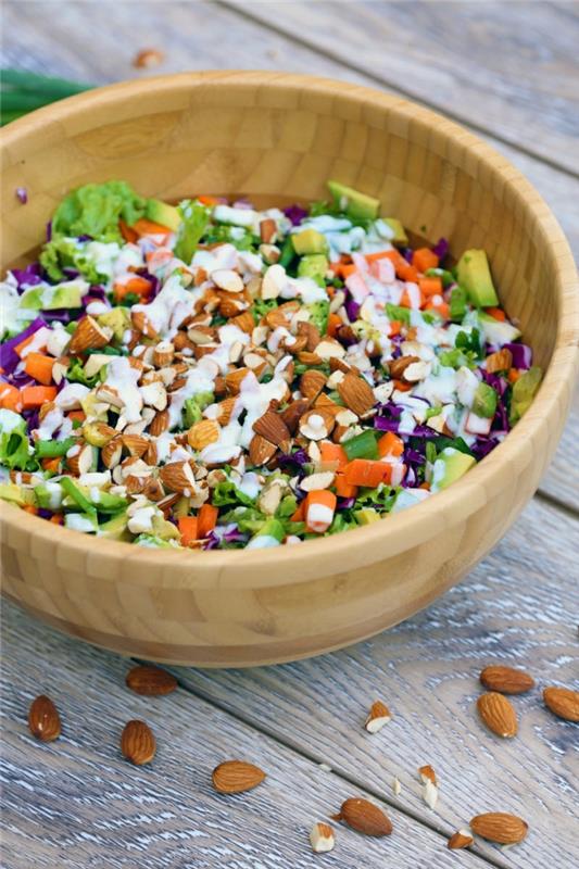 detox -hoito terveellinen laihtuminen tuoreet salaatit vihannekset mantelit