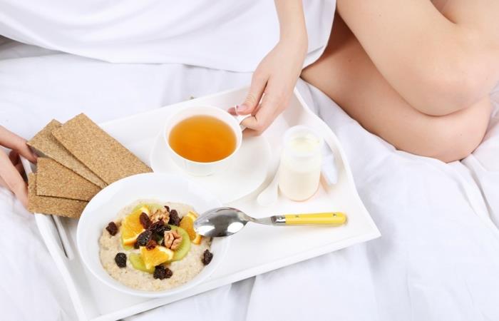 detox -hoito terveellinen aamiainen yrttiteetä