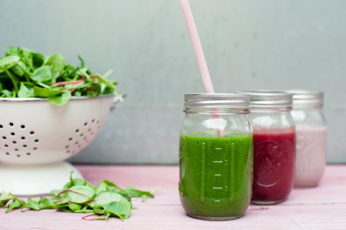 detox -hoito vihreän salaatin smoothiet juuri puristetut mehut