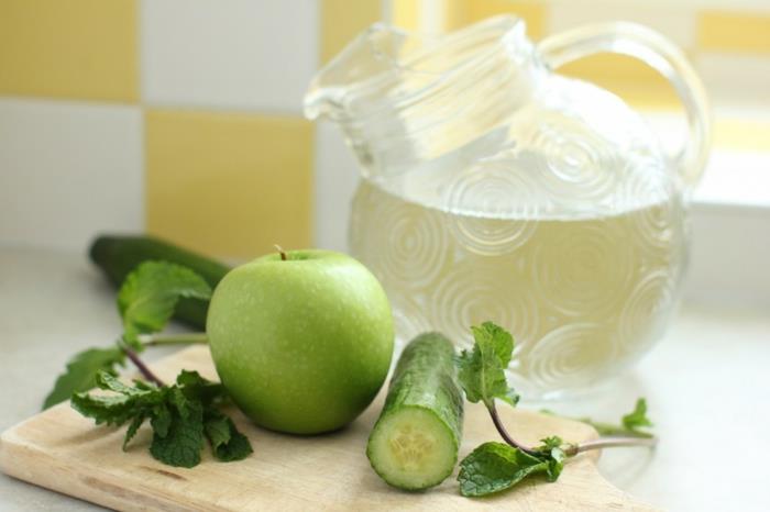 detox -hoito kesällä detox -juomat terveet vihreät omenat kurkut tuore minttu