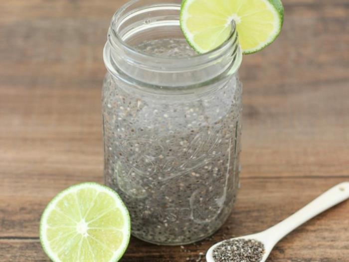 detox -hoito kesäjuoma lime chia -siemenet vesi