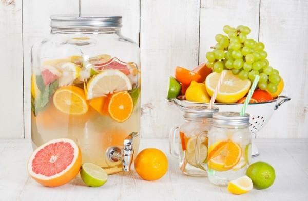 janoa sammuttavaa vettä ja hedelmiä