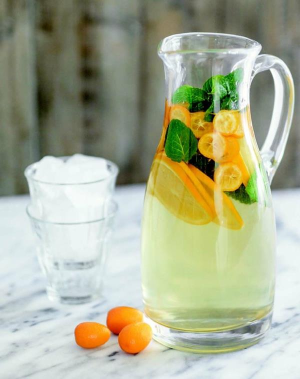Valmista detox -vesi kumquatilla