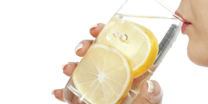detox -vesi sitruunalla puhdistaa terapeuttisen paaston