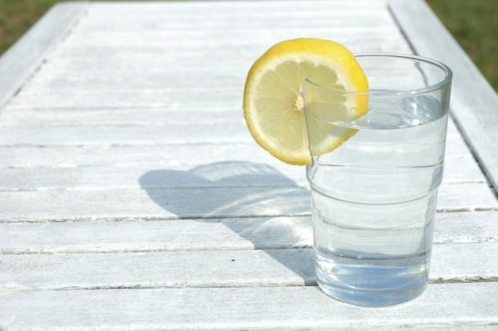 detox juominen sitruunavesi detoxify