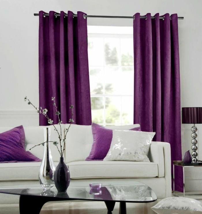väri violetti olohuone laventeli värielementit valkoinen olohuoneen sohva