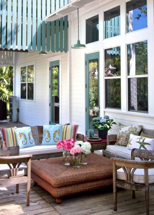 veranta kesällä tekee penkityynyistä raidallisia