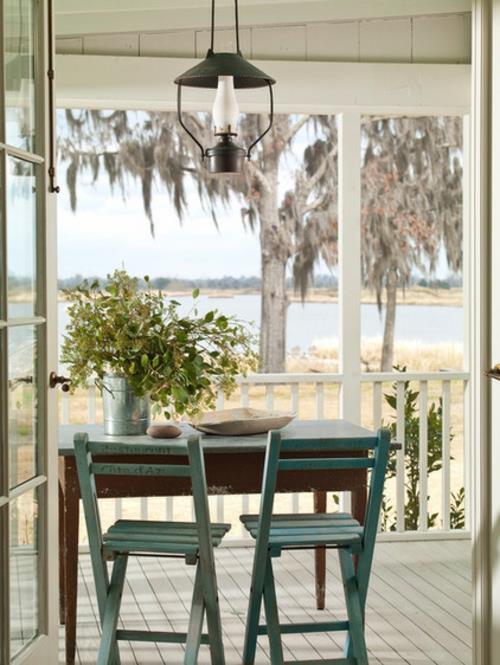 veranta kesällä tekee oleskelualueesta ruokapöydän tuolit maalaismaisia