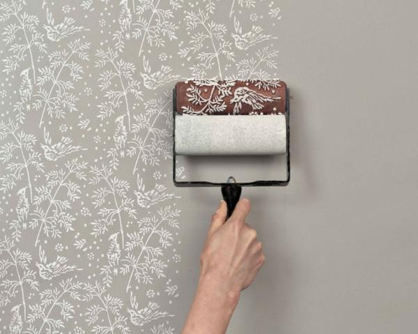 seinien maalaus kotona harjaamalla kukkakoristeita