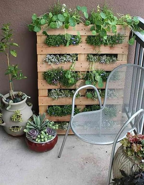 DIY puutarhakalusteet, jotka on valmistettu lavoista pystysuora puutarha
