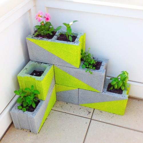 DIY kukkaruukut maalattu neonvihreäksi