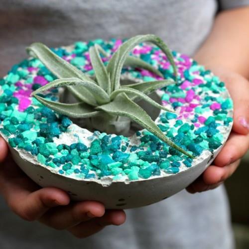 DIY kukkaruukut pyöreillä värikkäillä pikkukivillä