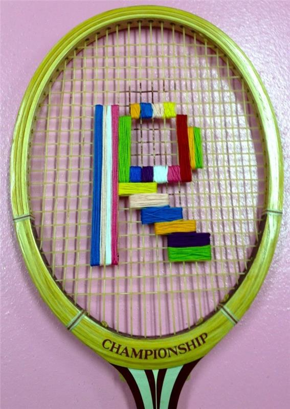 tennismailasta tehty DIY -koriste käyttää värillistä lankaa