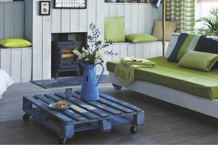DIY -sisustusideoita sohvapöytä tehdä puisia kuormalavoja eurolavoja sohvan seinäpäällyste