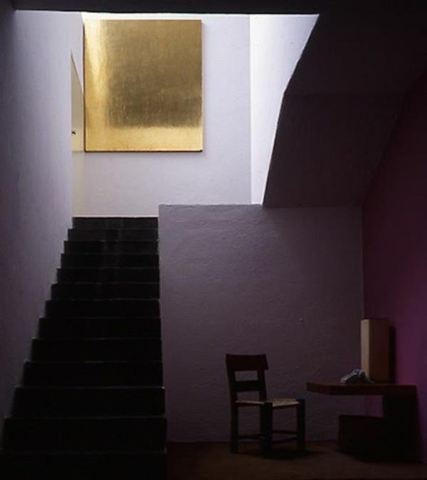 DIY -sisustusideoita käytävän kultaisille maalauksille violetit seinät