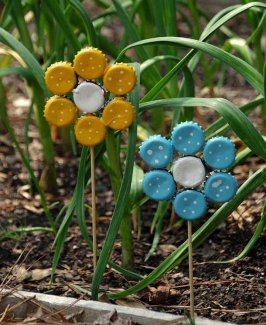 DIY -puutarhan sisustusideat tekevät kukkia pullon korkeista