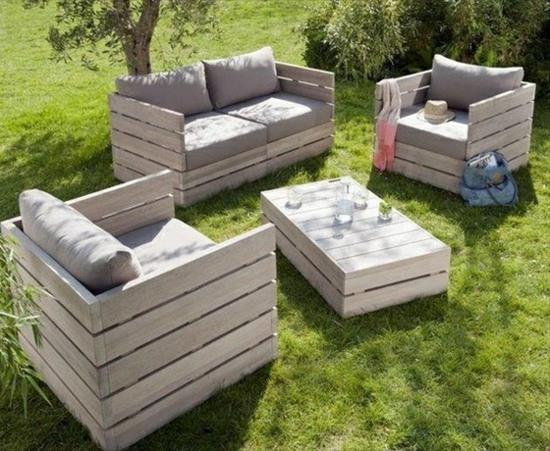 DIY puutarhakalusteiden sarja kuormalavojen puisista nojatuoleista sohvapöydän tyynyistä