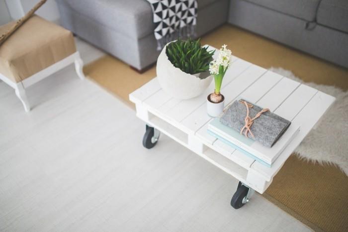 DIY Ideat sohvapöytä, joka on valmistettu valkoisista eurolavoista