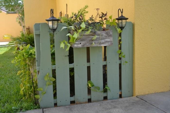 DIY -ideoita puutarhaan rakentaa puutarha -aita kuormalavoista