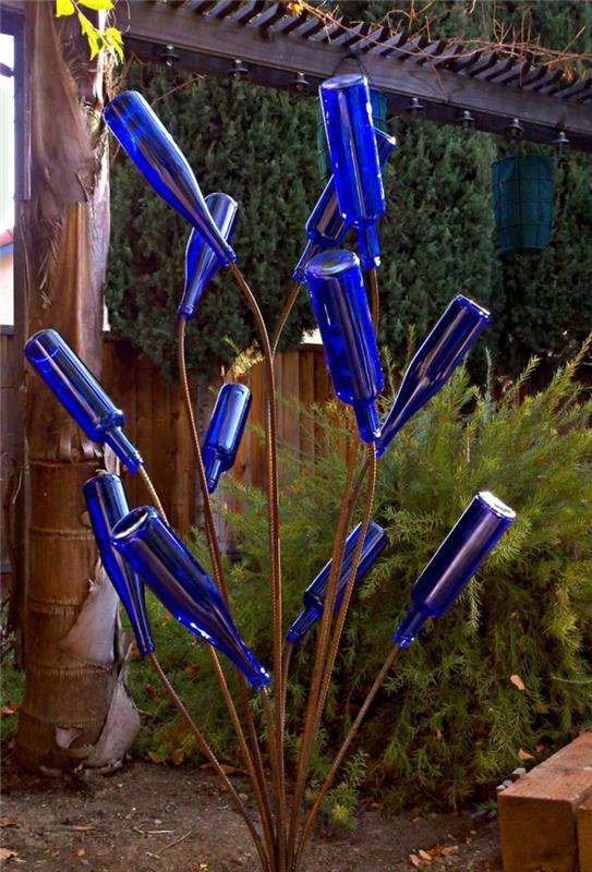 DIY -ideat nykyaikaiseen puutarhaan tekevät pullosta kauniita puutarhaveistoksia