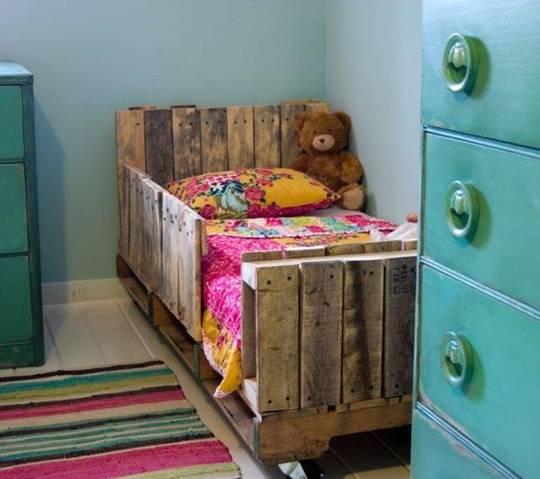 DIY -ideoita lastentarhan sängyssä, joka on valmistettu lavakaapista