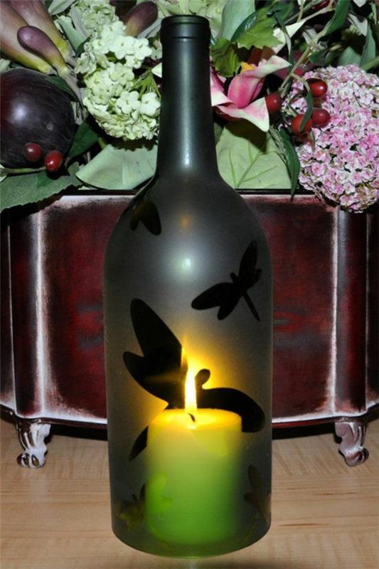 DIY -lamppu, joka on valmistettu viinipullon kynttilästä
