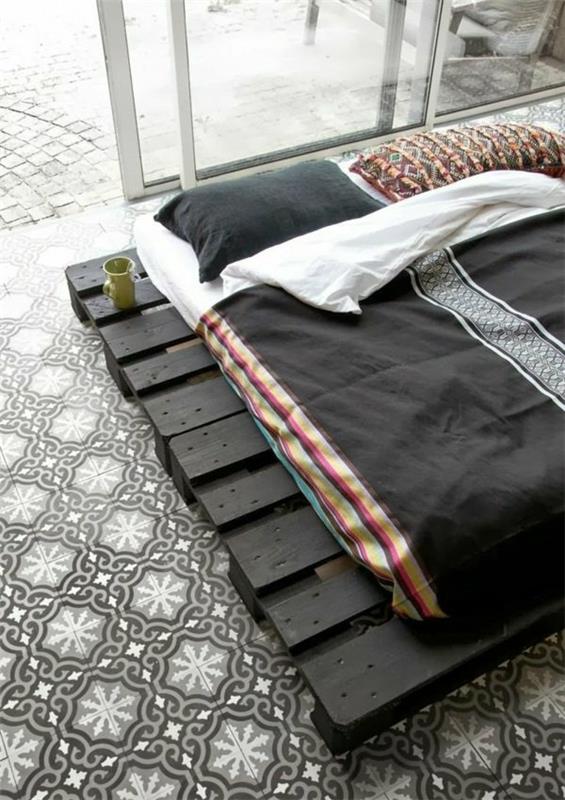 DIY -huonekalujen eurolavojen sängynrunko tekee itsestäsi tumman maalin